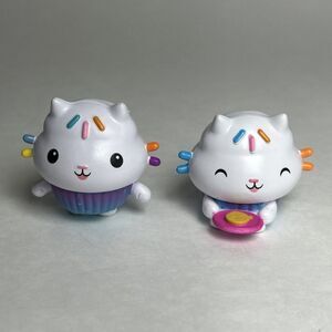 2 Gabby's Dollhouse Cakey Cat Mini PVC Toy Figure One Holding Pancake